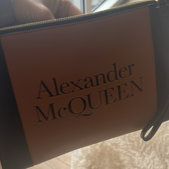 Gender: Women
Brand: ALEXANDER MCQUEEN
Product Name: Engraved logo hand strap - Picture 4 of 4